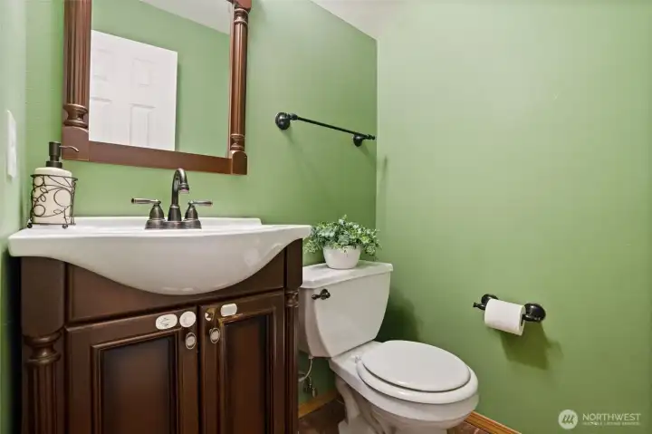Main level 1/2 bath