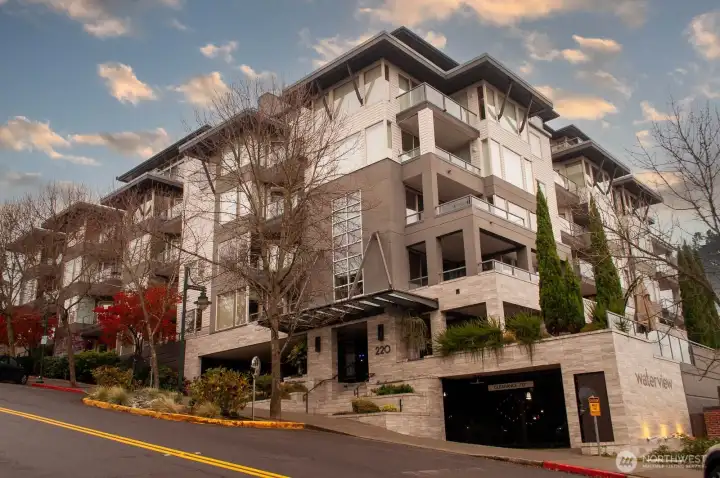 Welcome to Waterview Condominiums, just steps away from the wonderful amenities downtown Kirkland has to offer!