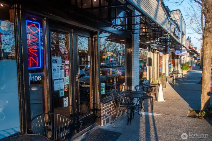 Hungry? Lots of choices nearby!