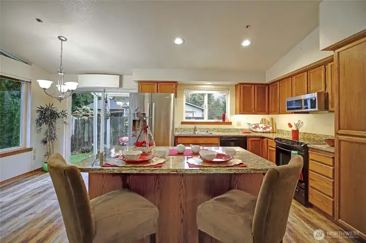 Breakfast bar on spacious granite island