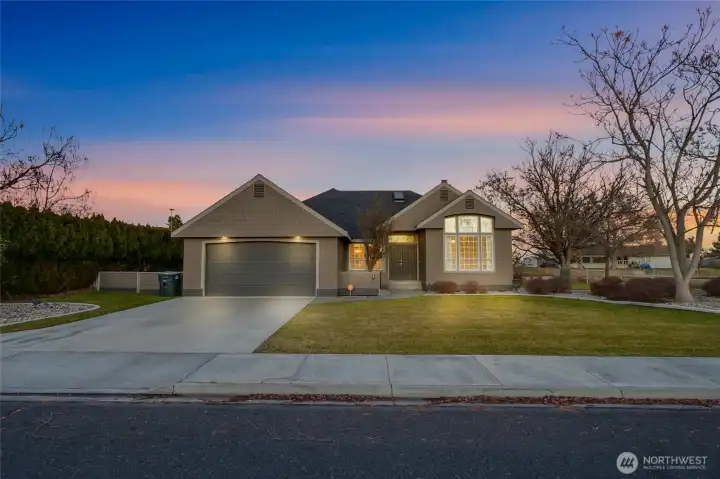 Waterfront home on quiet Laguna waterfront in Moses Lake with private dock and mature landscaping with beautiful sunsets. Waterfront home on quiet Laguna waterfront in Moses Lake with private dock and mature landscaping with beautiful sunsets.