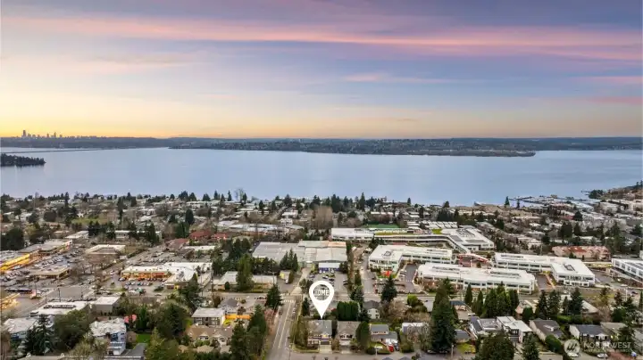 Walkable to nearly everything in Kirkland (Google, the Cross Corridor Trail, beaches and all of downtown's amenities), plus easy access to 405 & 520 to bring you into Seattle.