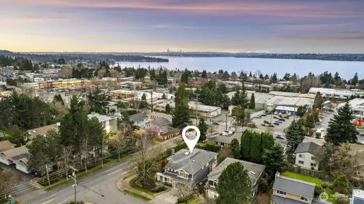 Everthing is within minutes - award-winning Lake WA schools, 5-star dining, beautiful parks and beaches, numerous grocery stores, walking trails, and more.