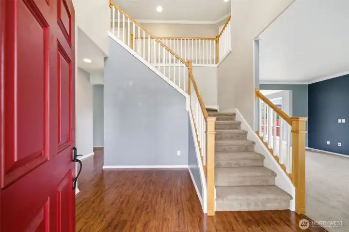 Entrance / foyer / staircase to upper
