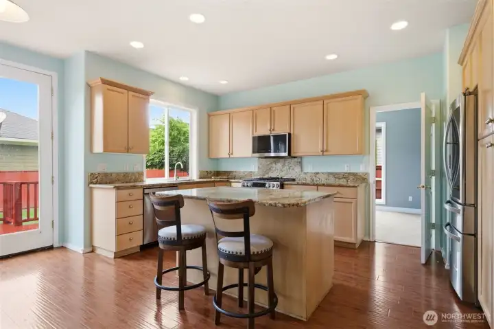 Kitchen / eating area / island