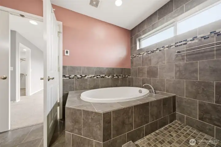 Primary bathroom / garden tub
