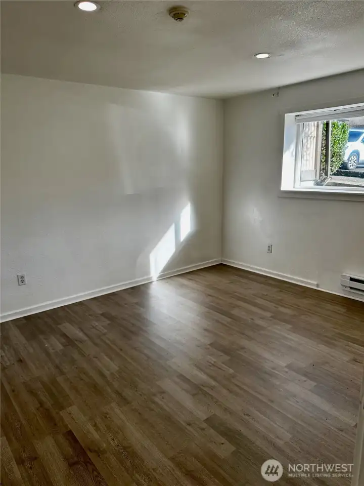 Spacious bedroom w/ walk-in closet