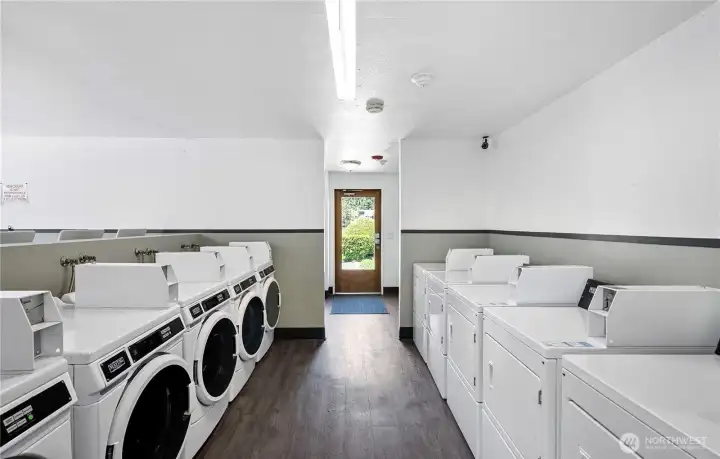 Laundry room w/ ample washers & dryers