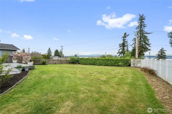 Fully fenced yard, for privacy