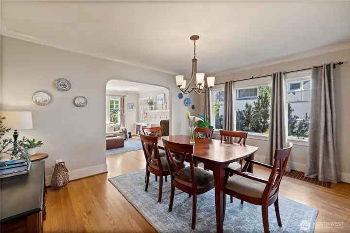 Large dining room for extending the table, big anchor walls for additional furniture or statement art pieces.