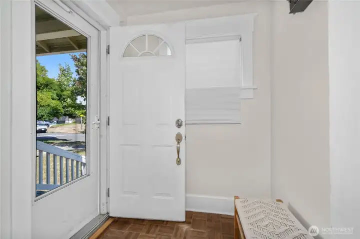 A true foyer for your coats, shoes, umbrellas - so nice! A true foyer for your coats, shoes, umbrellas - so nice!
