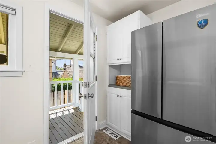 Side entry off of a covered patio - great for transitioning to the outside! Side entry off of a covered patio - great for transitioning to the outside!