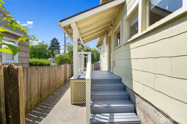 Side entrance to kitchen and back yard. Side entrance to kitchen and back yard.