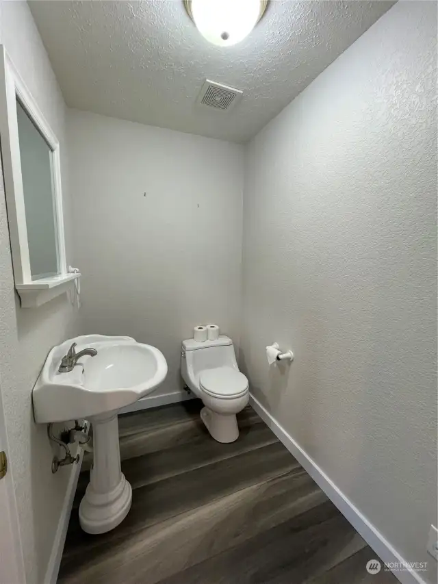 Main floor 1/2 Bath