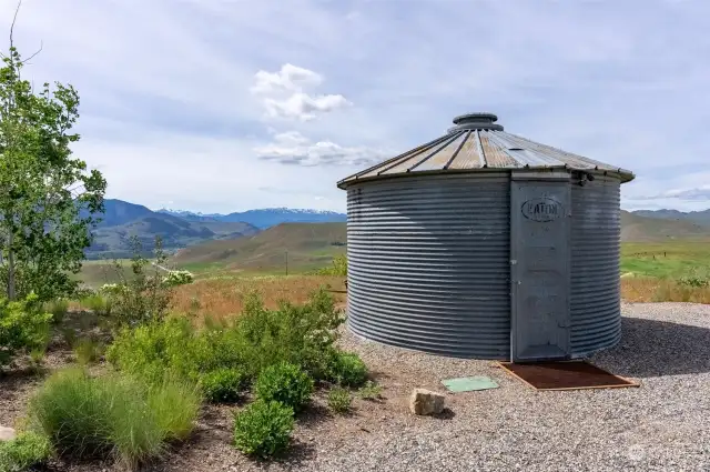 grain bin with complete metal bottom for additional gear storage