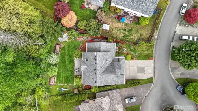 Well-kept home nestled in a quiet cul-de-sac, featuring great curb appeal and a large driveway with ample parking for guests and extra vehicles