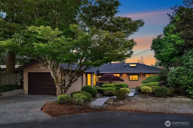 Located within walking distance to Clyde Hill Elementary, Chinook Middle School, and Bellevue Christian School