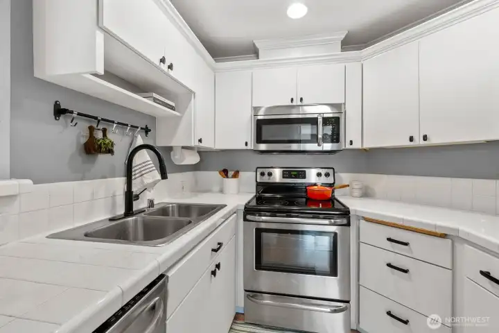 Stainless steel appliances, plenty of storage in your full equipped kitchen.