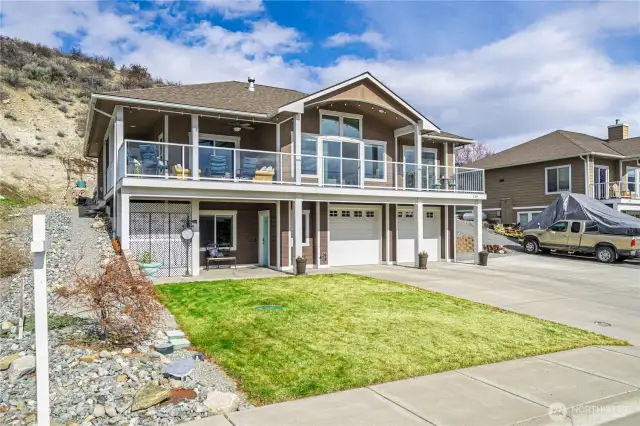 There is actually a 3 car garage and look at all the driveway parking.