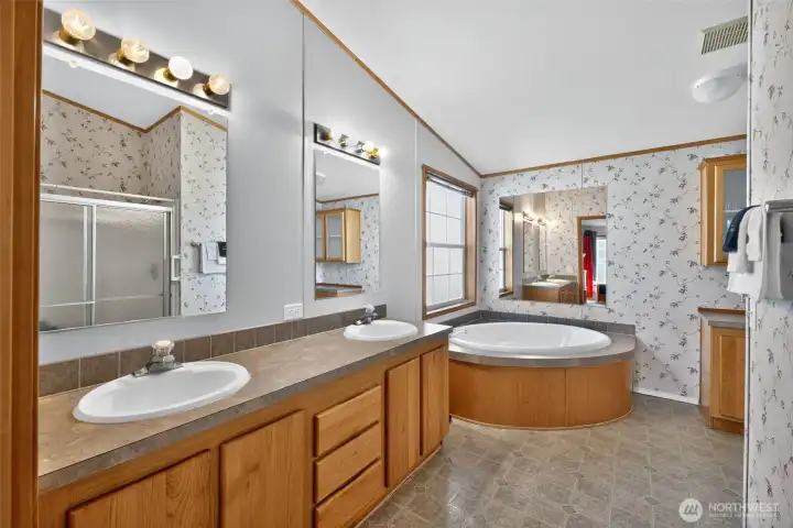 En-suite with soaking tub
