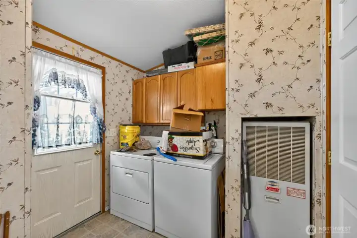 Laundry/utility room off kitchen