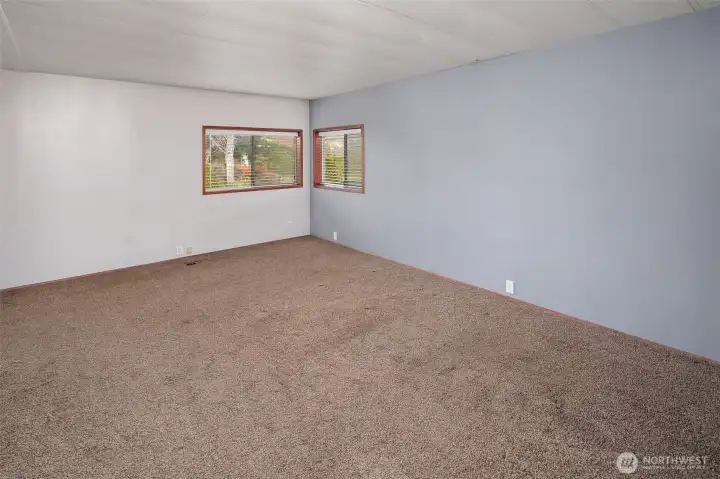 Huge primary bedroom