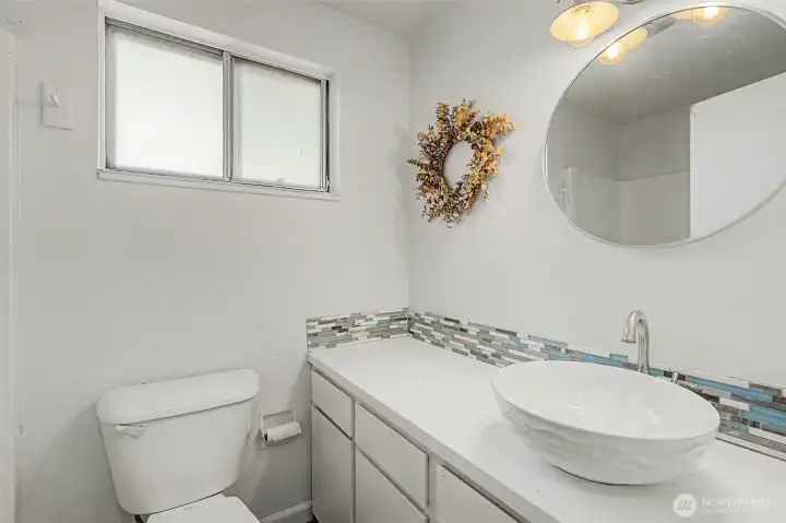Unit B - Full Bathroom - Upstairs