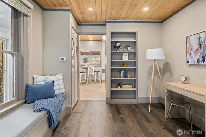 Dining room or functional office/flex space