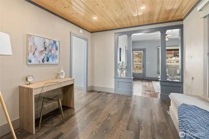 Dining room or functional office/flex space