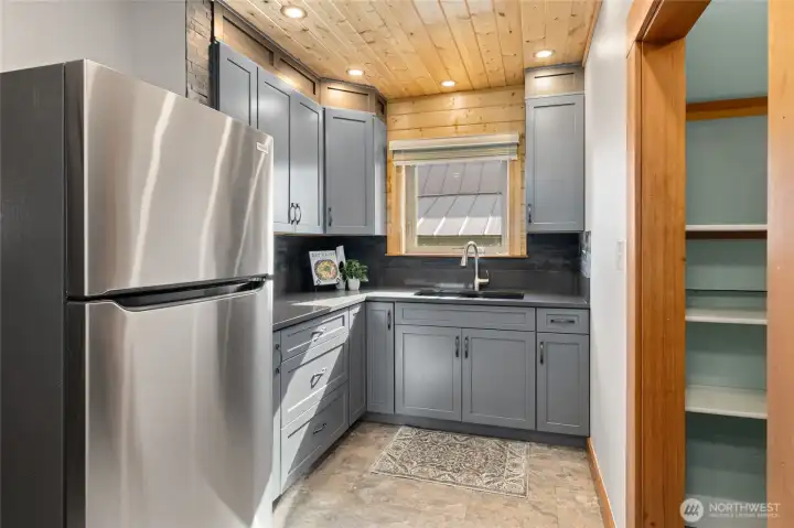 Modern kitchen w/granite countertops