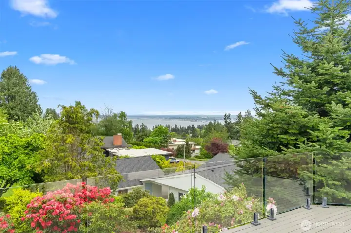 Gorgeous views of the sound and Mt. Baker when it's out!