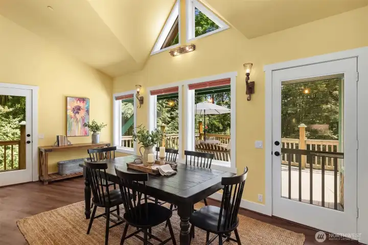 Extra large table fits here! (Virtually staged) Extra large table fits here! (Virtually staged)