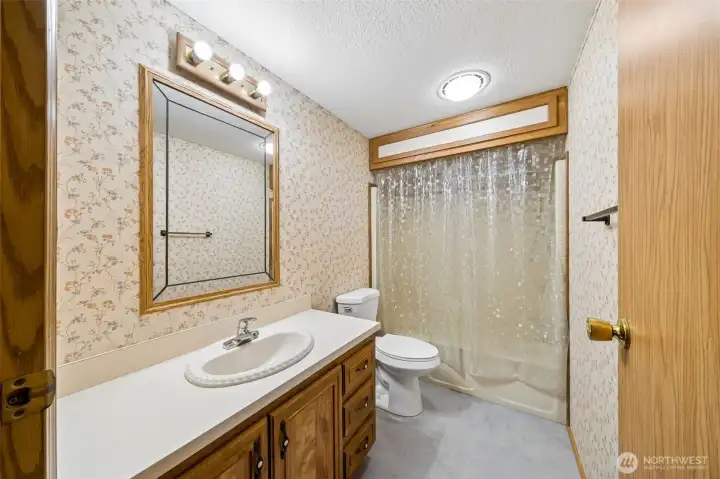 Full Main Bathroom.