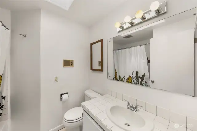 Full bathroom (upstairs).
