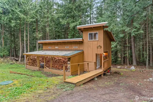 Big Shop with sleeping loft for guest