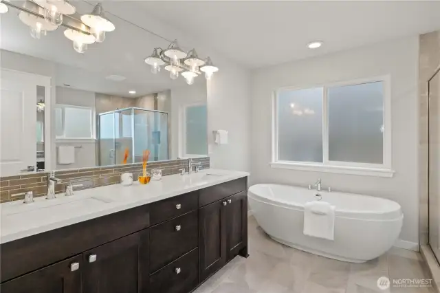 Luxurious primary en suite