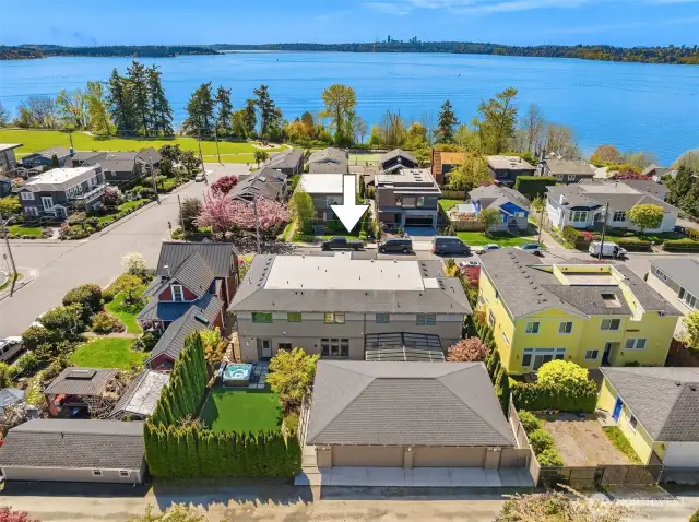 Live steps from Kirkland’s vibrant downtown, with beaches, parks, restaurants and cafes all within easy reach.