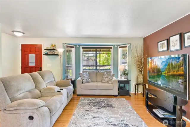 Bright, Airy, and Inviting – Big Windows Bring the Outdoors In