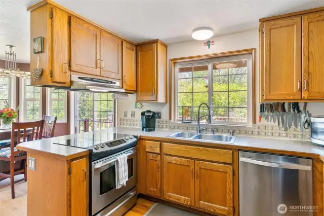 Warm & Inviting Kitchen with a Touch of Shine – Stainless Steel Style