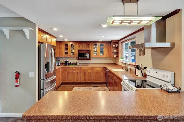 Absolutely gorgeous spacious kitchen with breakfast bar