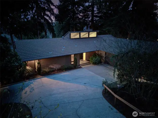 The combination of Mid-Century design, expansive outdoor living spaces, and panoramic views creates a perfect balance of modernity and nature.