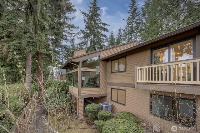 The combination of Mid-Century design, expansive outdoor living spaces, and panoramic views creates a perfect balance of modernity and nature.