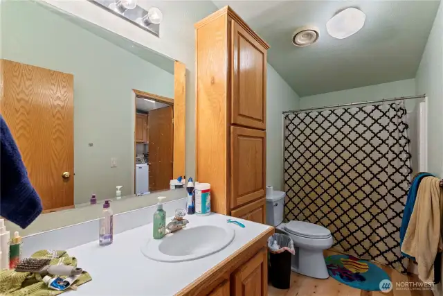 The 1997 Marlette features two full baths. The main full bath is pictured here and situated near the secondary bedrooms as well as your sitting room.