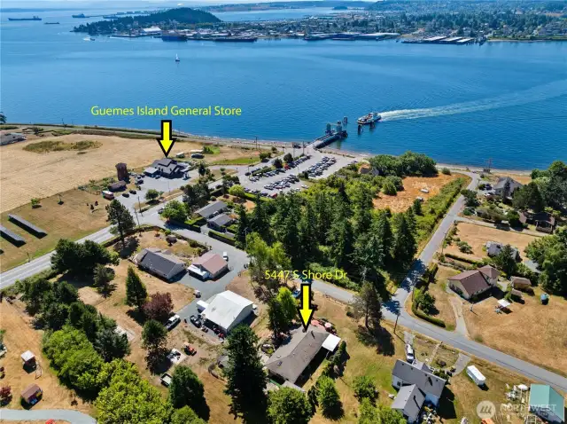 Just a half-block to beach, ferry, Store and it's music venue.
