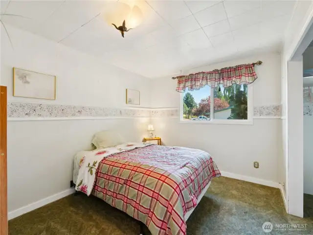 Guest bedroom.
