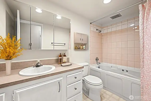 Common Bathroom - Staged