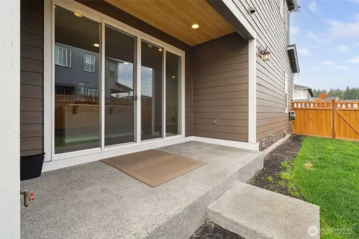 Covered patio area with XL sliding door + natural gas line for BBQ.