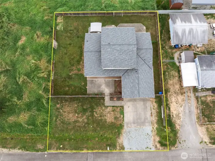 Ariel of home and lot. 2 year old roof!!