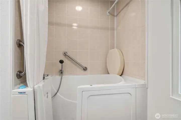 Bathtub & shower - walk in and accessible