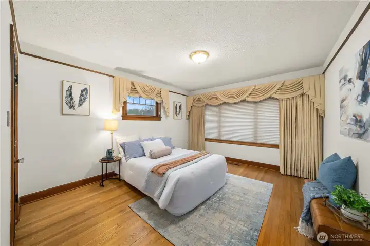 Primary bedroom on main w/walk in closet